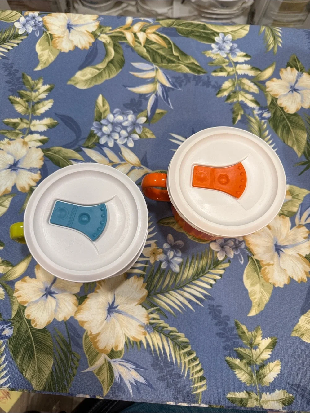 Set of Two Corningware 20 OZ Mugs with Snap Lids Lime Green & Bright Orange